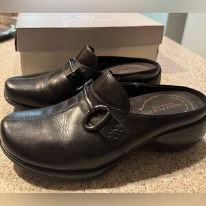 Brand New original box women’s Black Rockport Leather mules, size 7